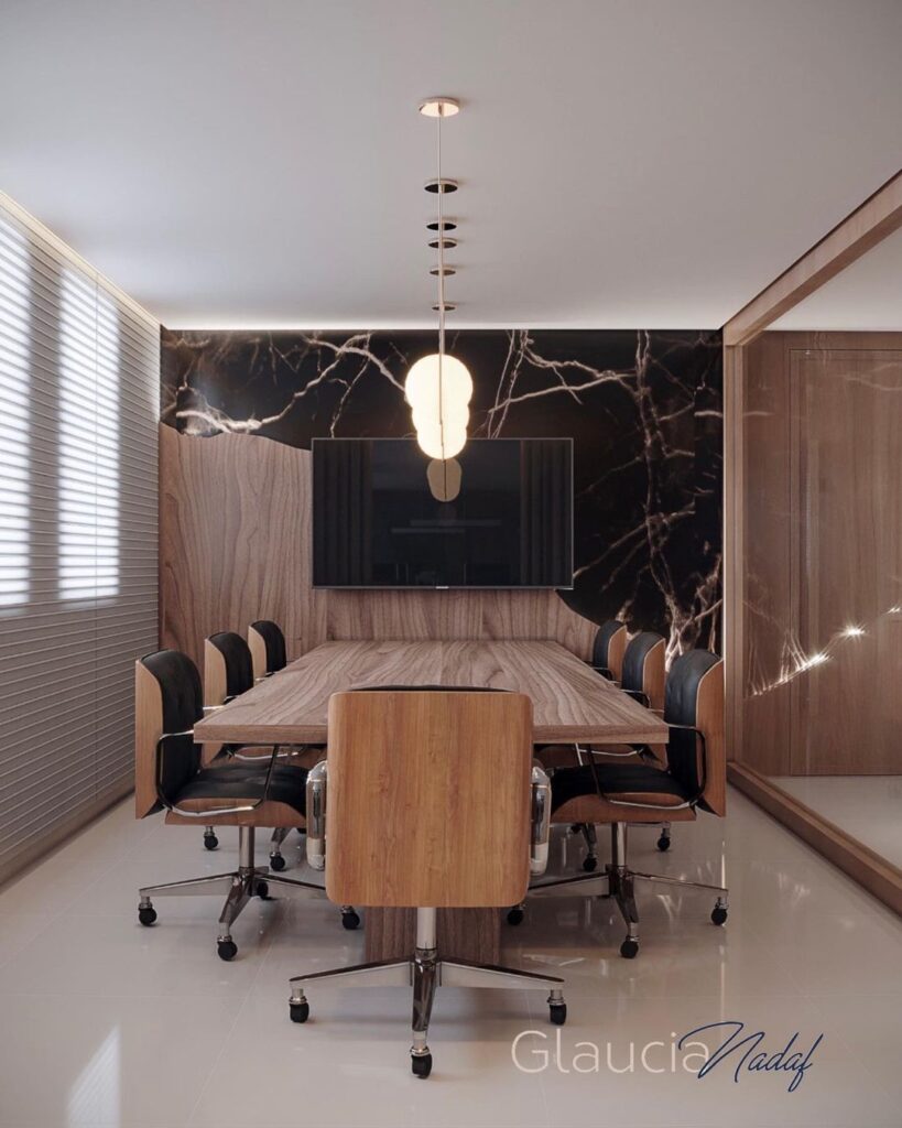 Revestimentos que trazem a natureza para dentro do projeto, a madeira e a pedra entram em harmonia tornando o ambiente aconchegante e imponente.